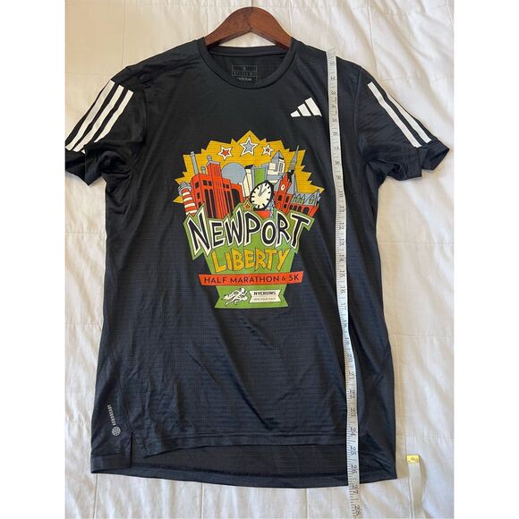 ADIDAS NYCRUNS 2023 NEWPORT HALF MARATHON &5K T-SHIRT - Picture 7 of 9